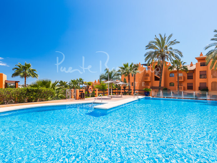 Elegante apartamento con jardín cerca de Atalaya Golf