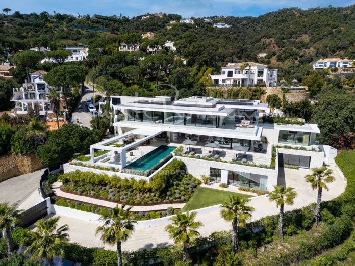 Modern architectural masterpiece in El Madroñal