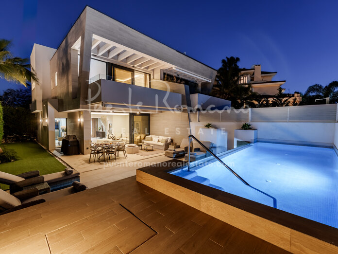 Moderna villa pareada en la exclusiva comunidad cerrada de Banus Bay