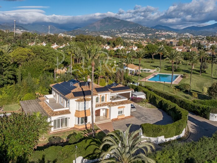 Encantadora villa familiar con excelente potencial de inversión en Guadalmina Baja
