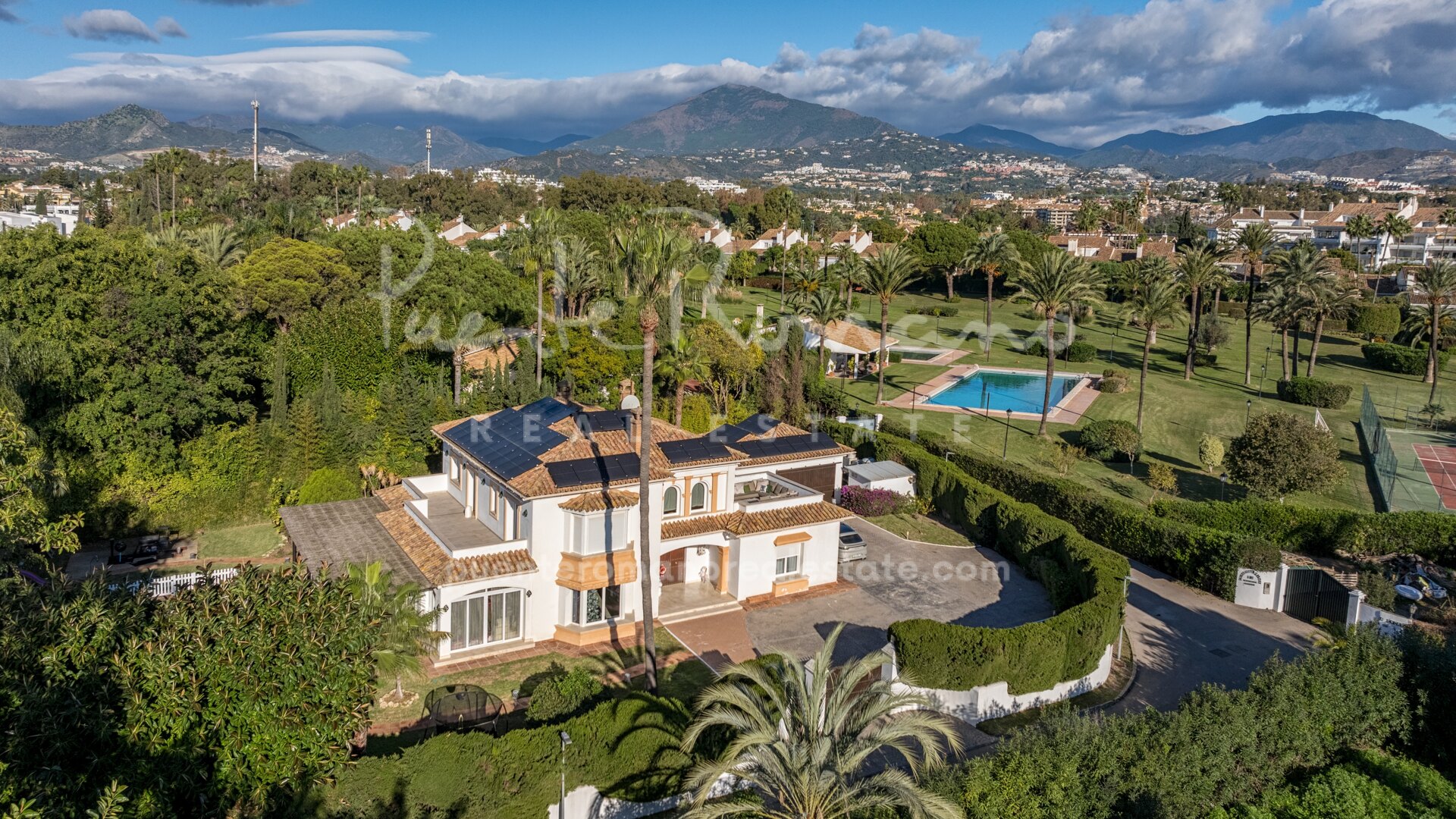 Encantadora villa familiar con excelente potencial de inversión en Guadalmina Baja