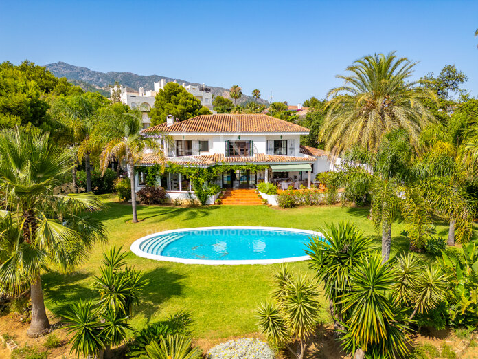 Mediterranean-style villa on an exceptional plot with stunning views and development potential