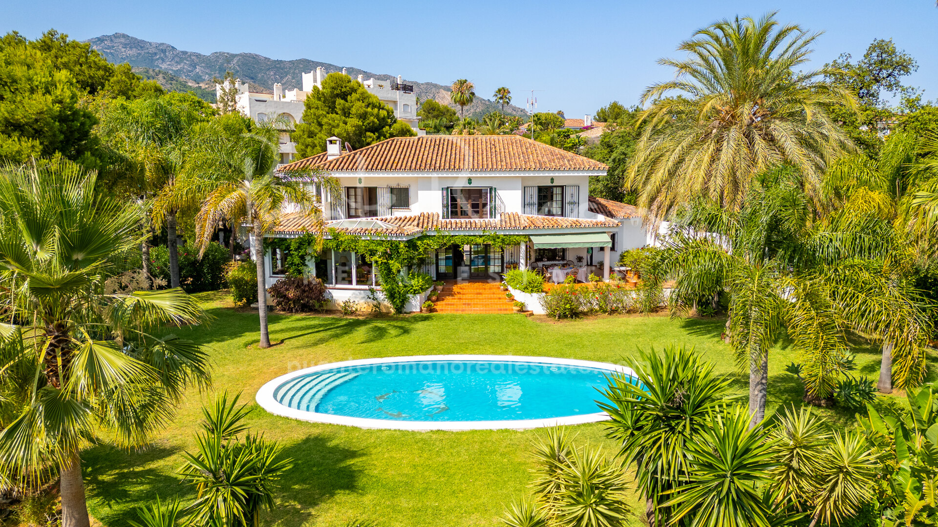 Villa de estilo mediterráneo en una parcela excepcional con impresionantes vistas y potencial de desarrollar más unidades