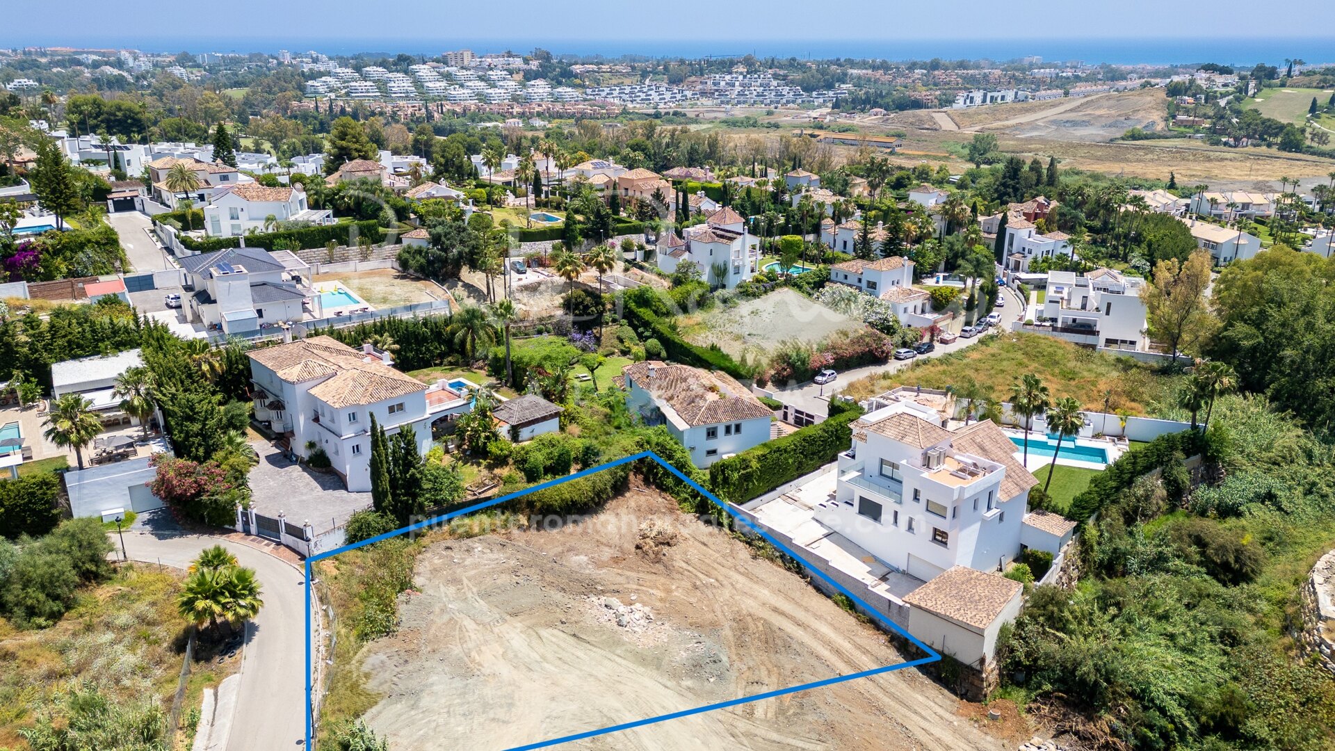 Exceptional plot in the prestigious El Paraíso area