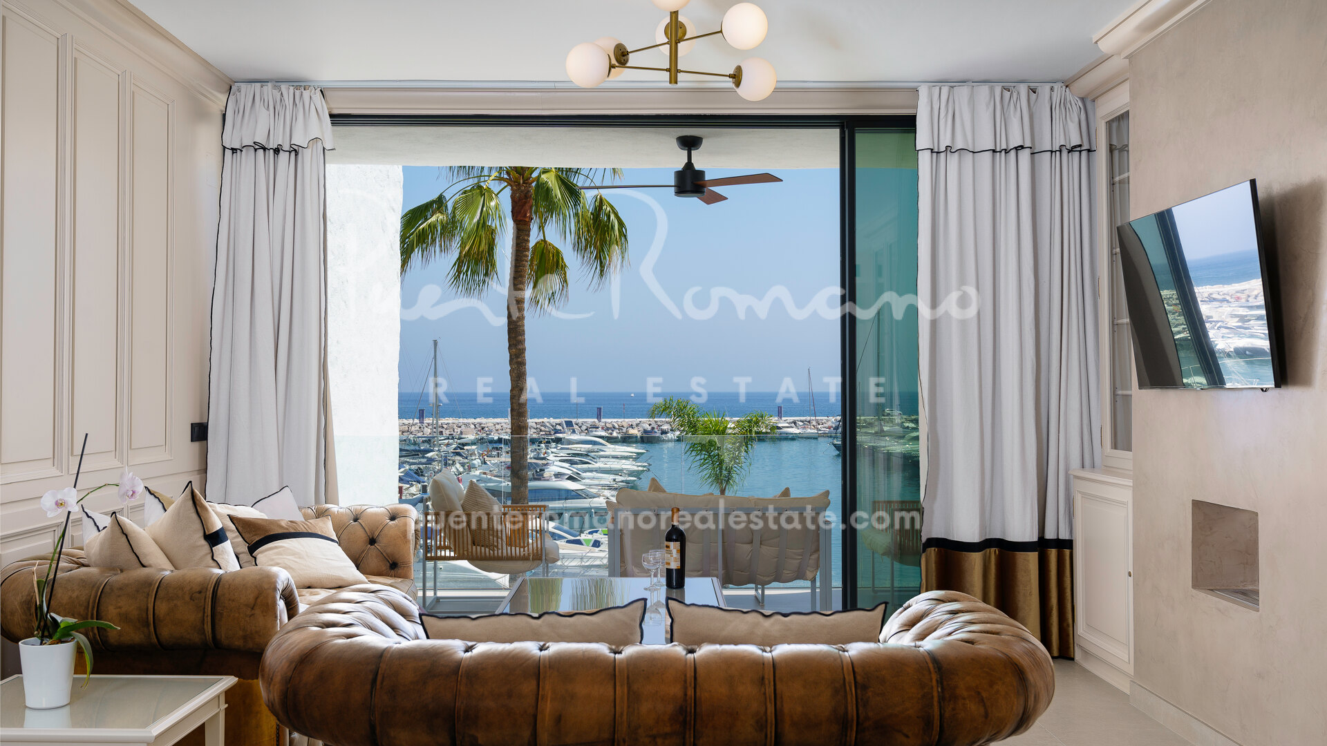 Apartamento en primera línea del puerto de Banús con vistas al mar