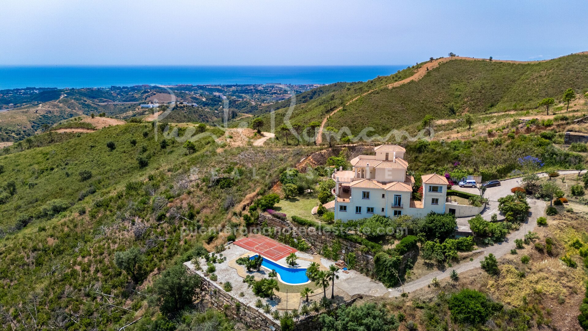 Villa de estilo mediterráneo con 7 dormitorios sobre 48.344 m² de terreno privado en Forest Hills
