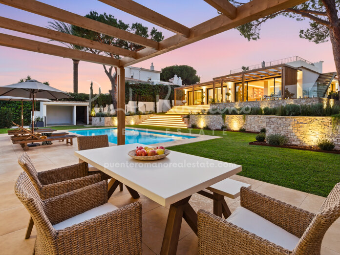 Moderna casa familiar lista para entrar a vivir en Elviria