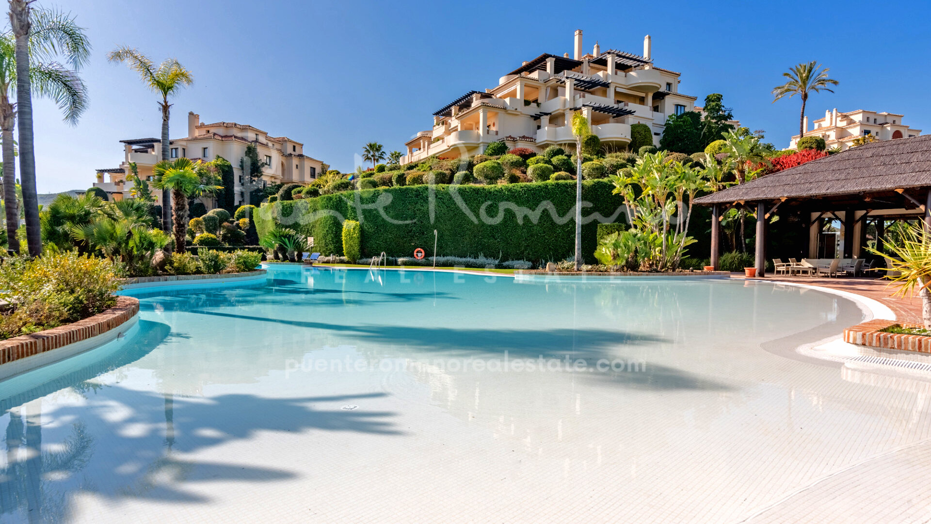 Ático dúplex orientado al sur con vistas al campo de golf y vistas panorámicas al mar en Capanes del Golf
