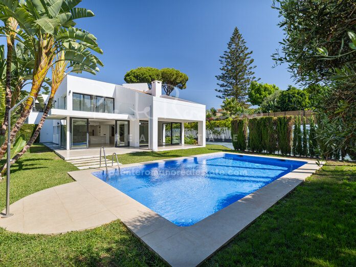 Contemporary villa in Linda Vista, San Pedro with private pool
