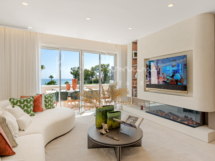Ático contemporáneo en primera línea de playa con impresionantes vistas en Bahía del Velerín, Estepona