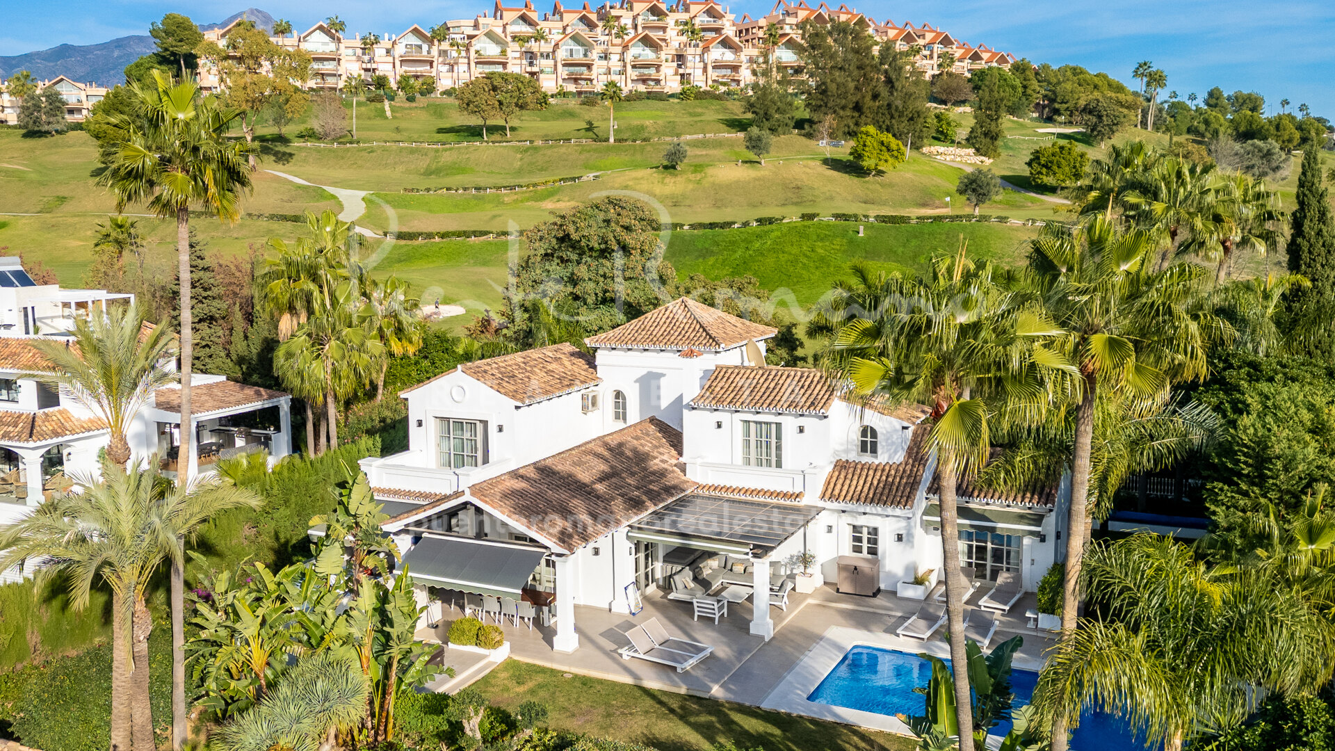 Villa de estilo mediterráneo con detalles contemporáneos en primera línea del campo de golf Los Naranjos