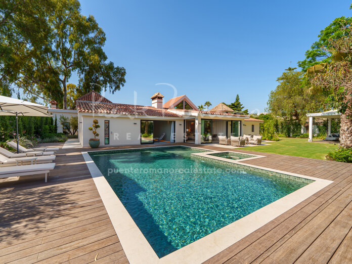 Moderna villa de una planta junto a la playa, cerca de Puerto Banús