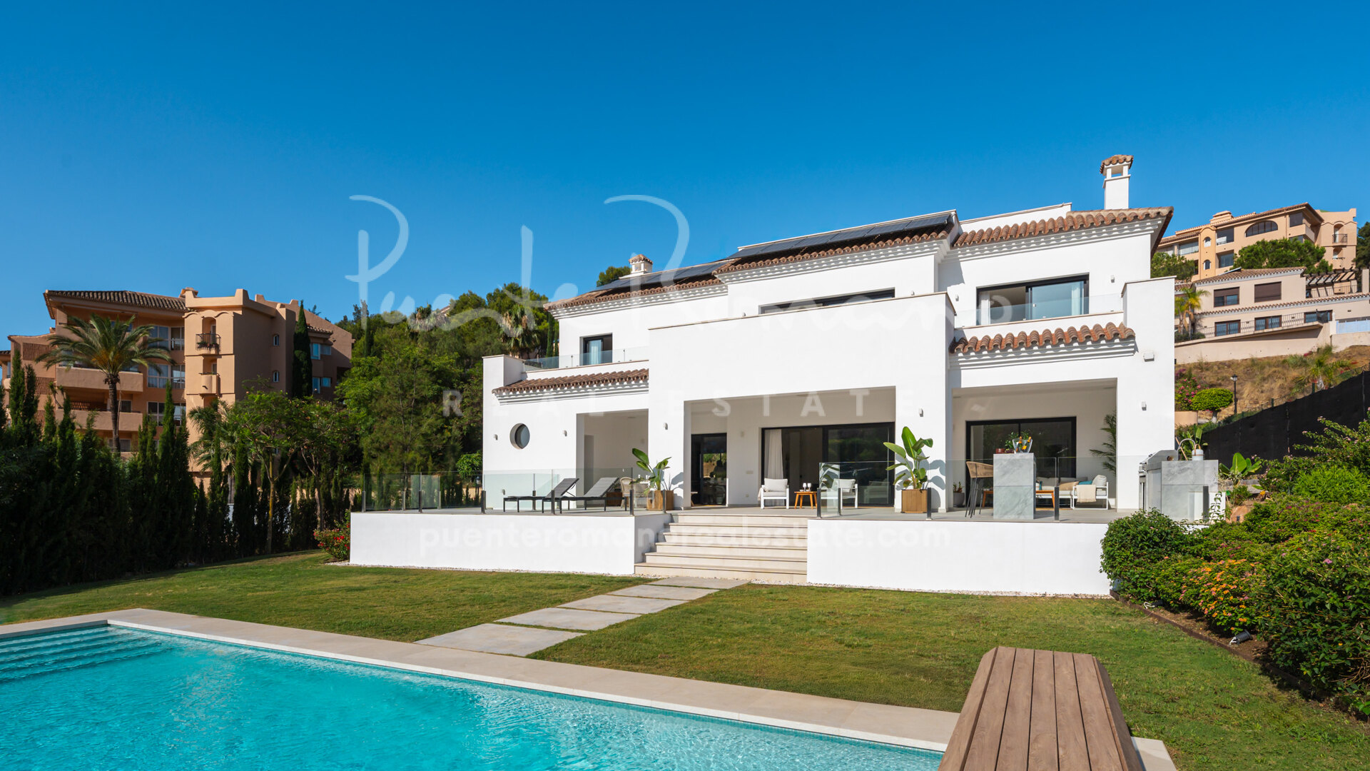 Villa Andrea, una villa en primera línea de golf en Elviria