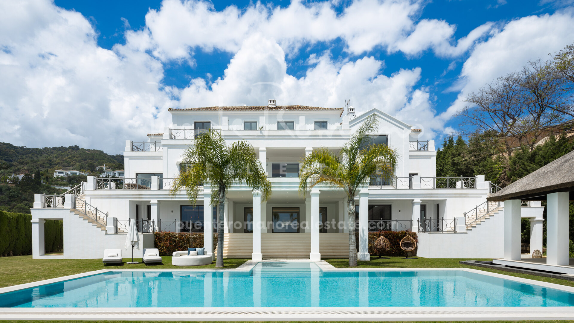 Elegant villa with stunning sea and mountain views in El Madroñal