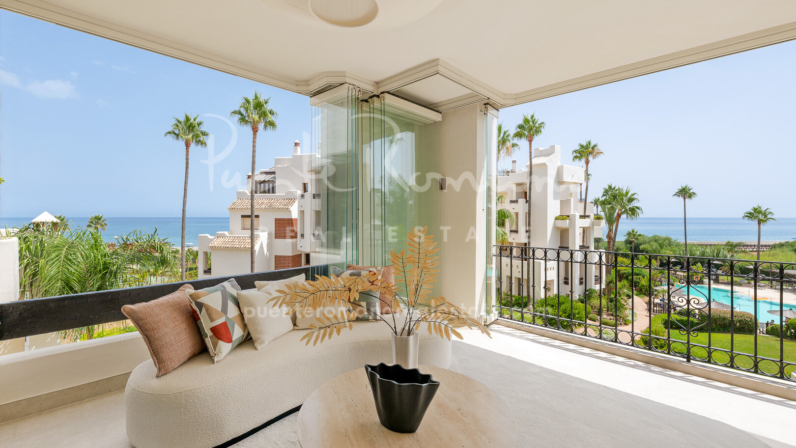 Contemporary seafront apartment in Bahía del Velerín, Estepona