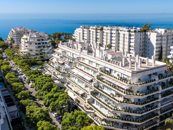 Exceptionally spacious beachside corner apartment in Cipreses del Mar, between Marbella centre and the Golden Mile