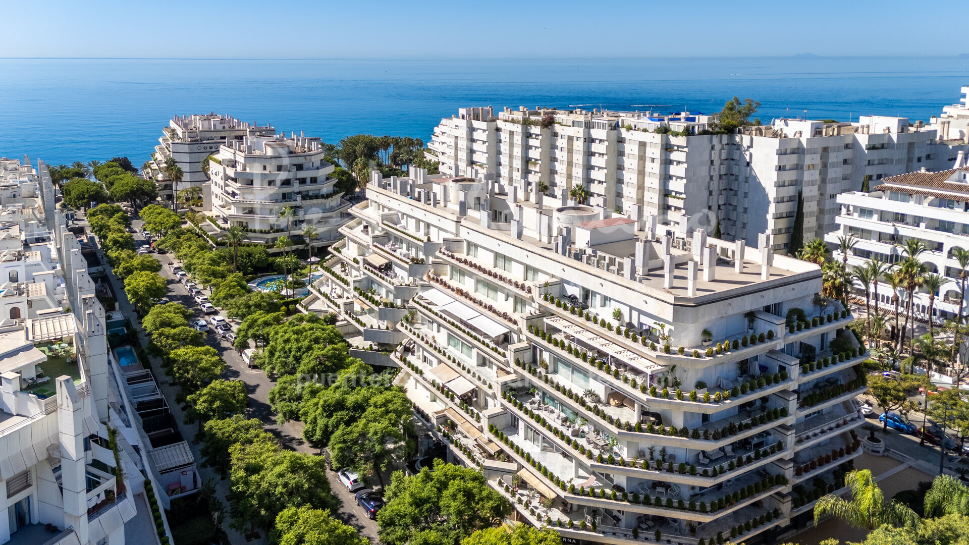 Exceptionally spacious beachside corner apartment in Cipreses del Mar, between Marbella centre and the Golden Mile