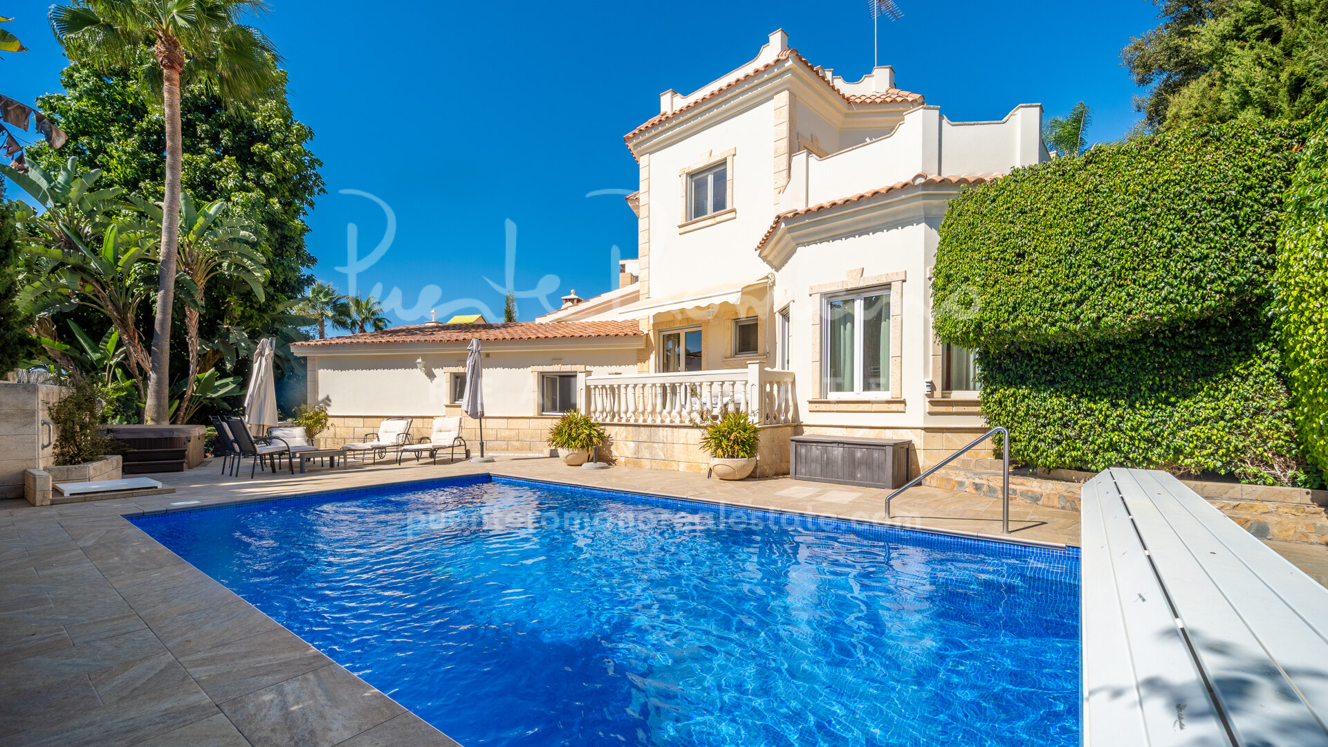 Villa mediterránea con vistas al mar en El Rosario, a pocos minutos de la playa