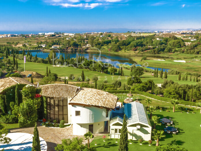 Exquisita villa en la prestigiosa urbanización cerrada de Los Flamingos, Benahavís