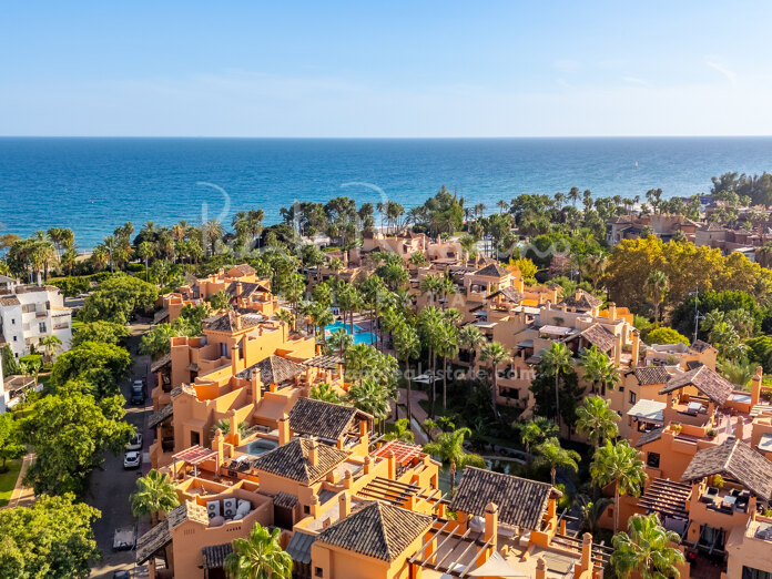 Apartment in the prestigious community of Bahía de Alcántara, steps from San Pedro beach