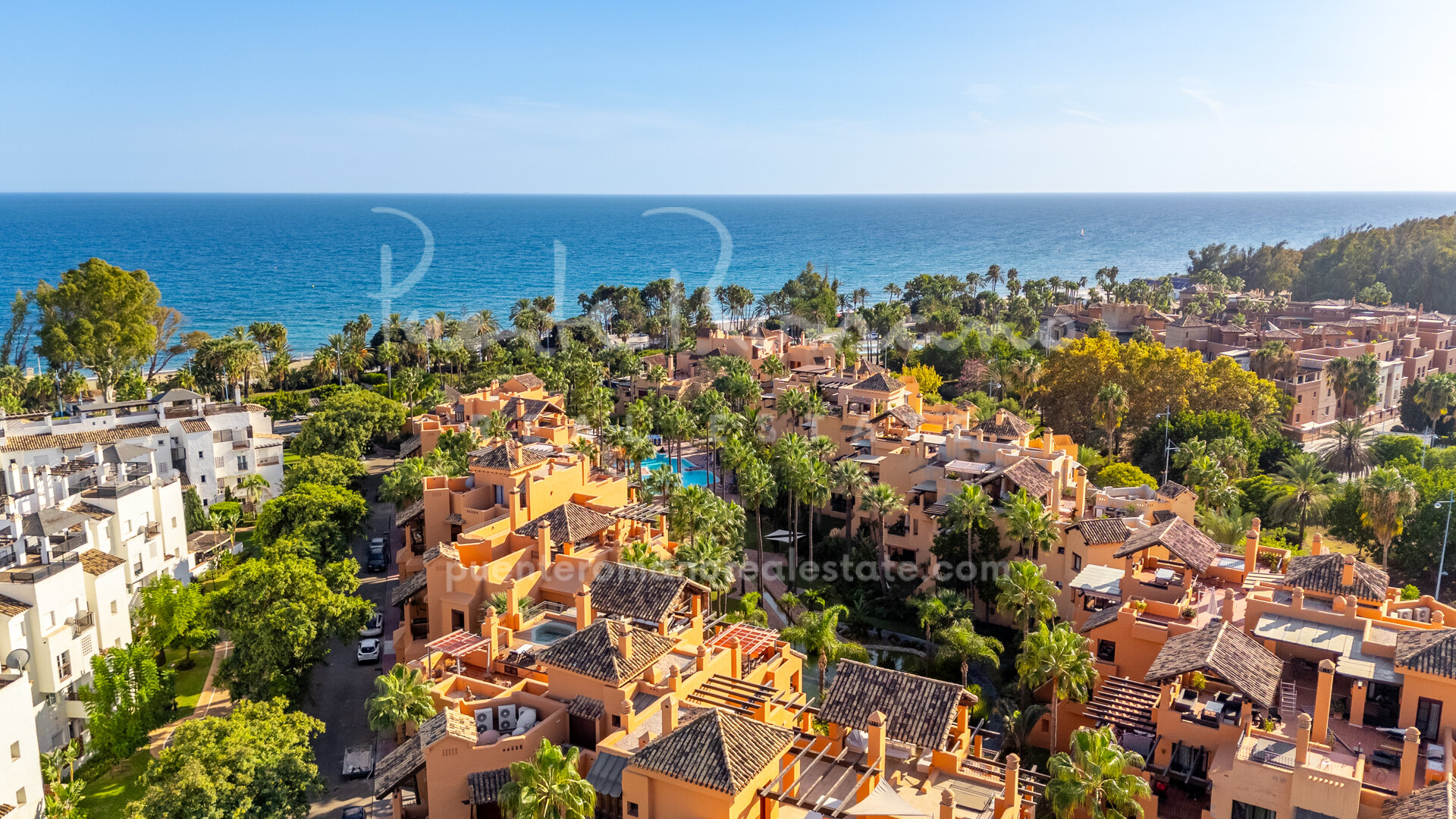Apartamento en la prestigiosa urbanización Bahía Alcántara, a pasos de la playa de San Pedro