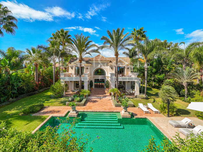 Encantadora villa de estilo mediterráneo junto a la playa en Guadalmina Baja