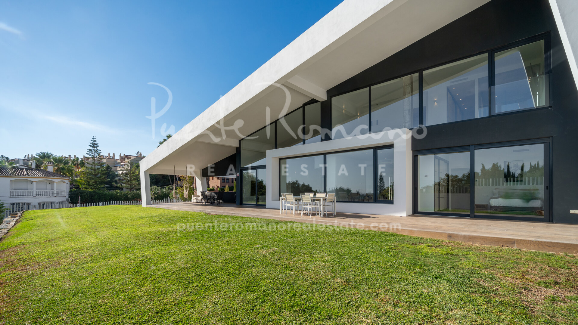 Contemporary villa with an exclusive design in Bel Air