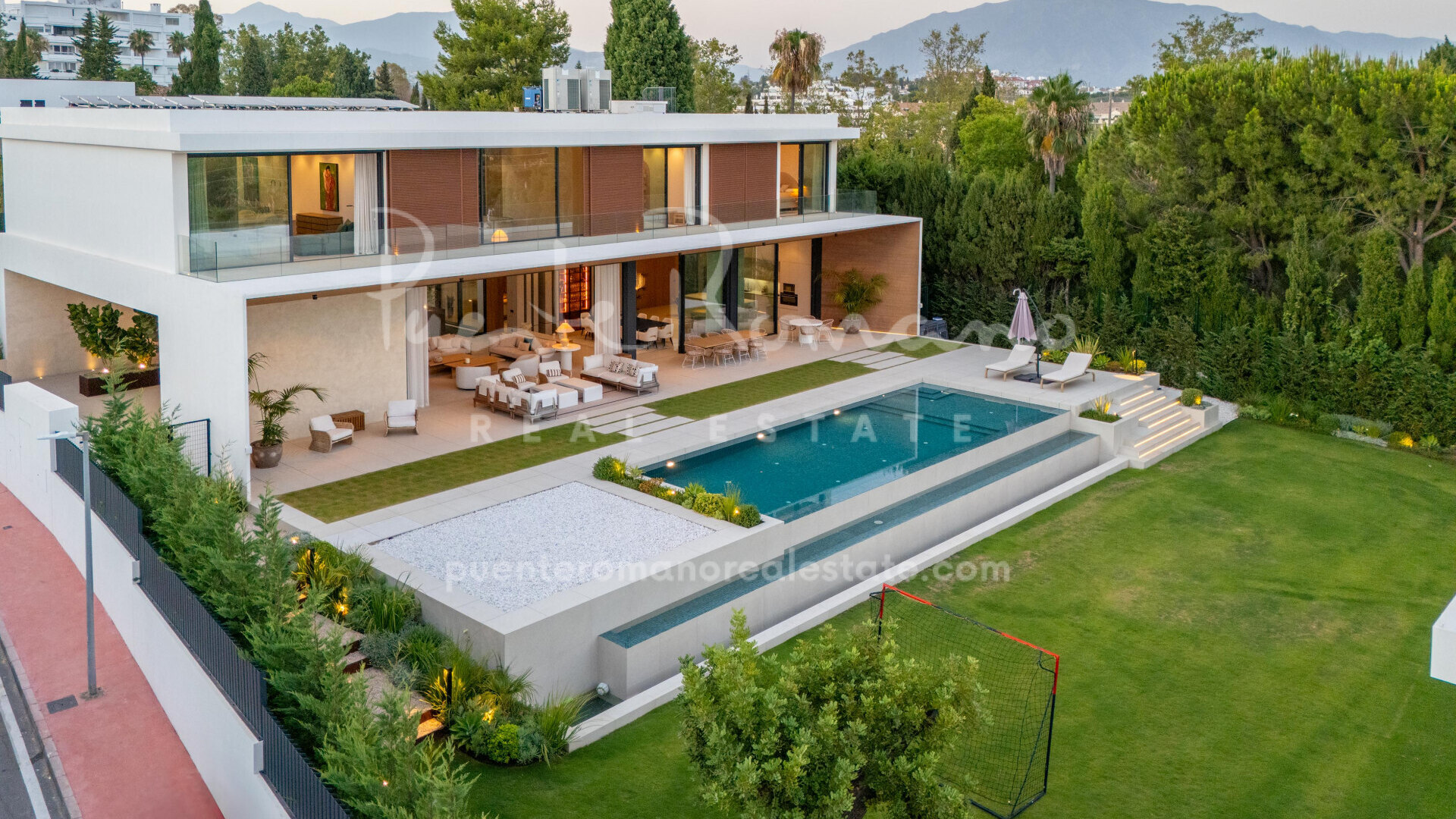 Contemporary villa in the prestigious and quiet area of Guadalmina Alta