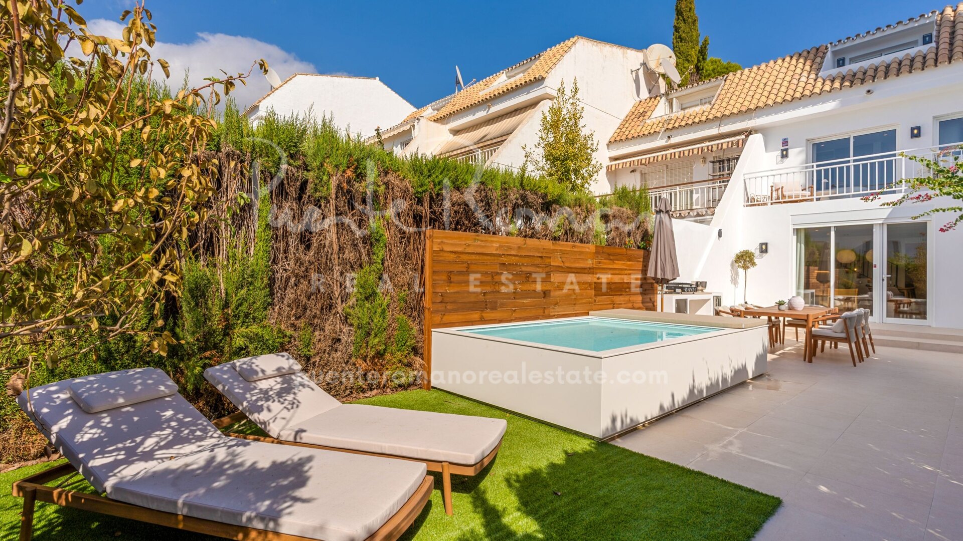 Casa adosada orientada al oeste con piscina privada y jardín en Nagueles