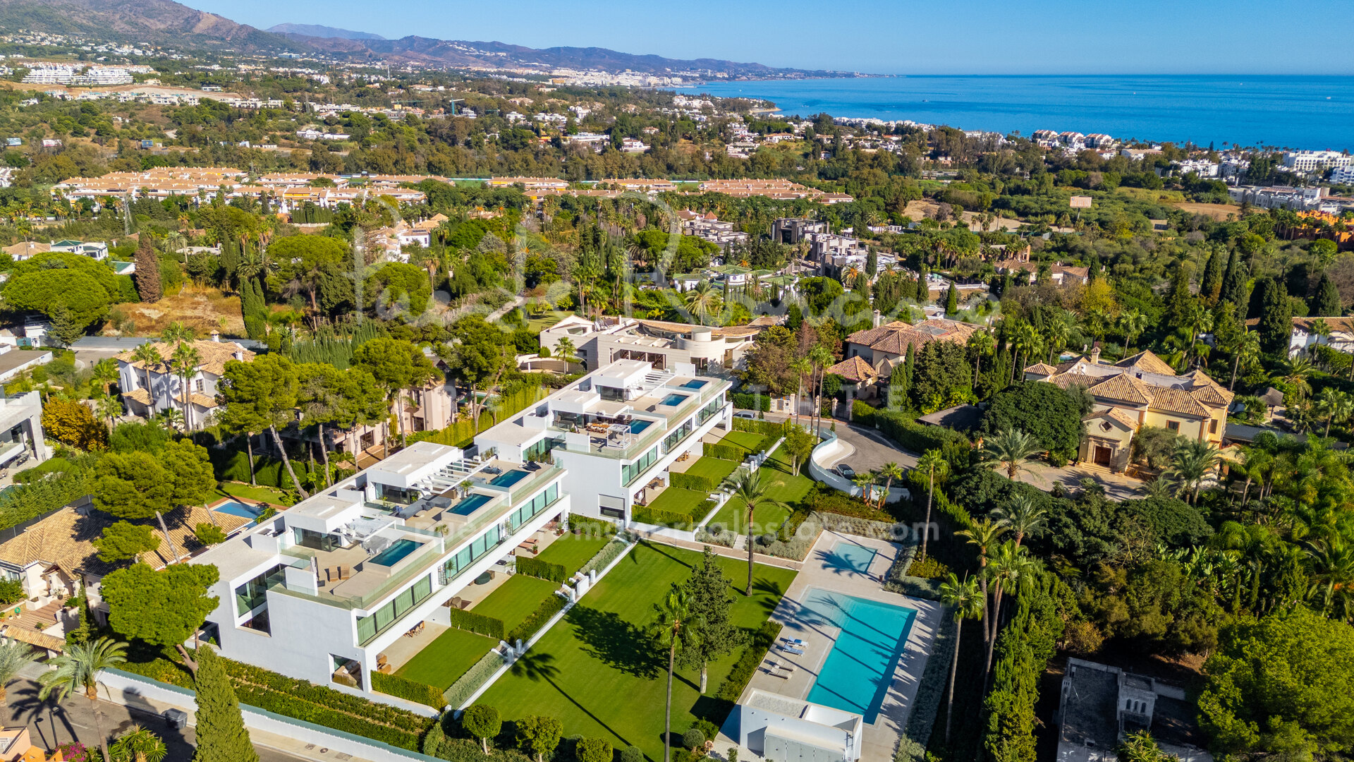 Contemporary villa in Atalaya Río Verde, sold fully decorated and furnished, with sea and mountain views