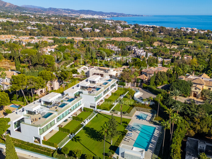 Contemporary villa in Atalaya Río Verde, sold fully decorated and furnished, with sea and mountain views