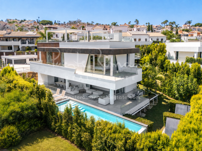 Villa contemporánea con piscina infinita y espectaculares vistas al golf en Belfry, Estepona Este
