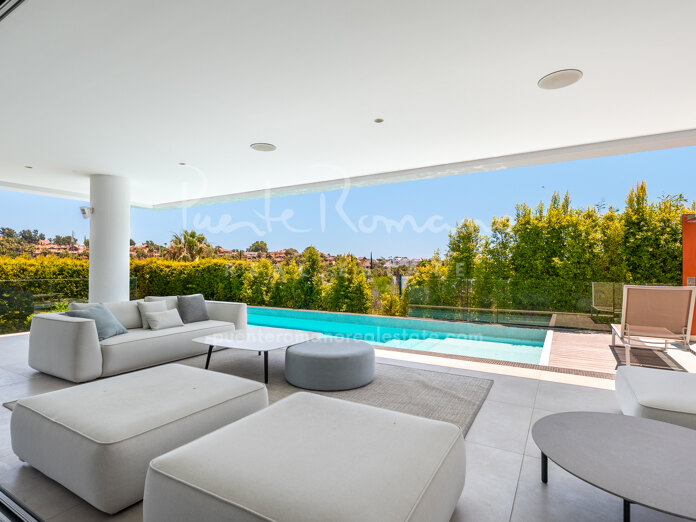 Villa contemporánea con piscina infinita y espectaculares vistas al golf en Belfry, Estepona Este