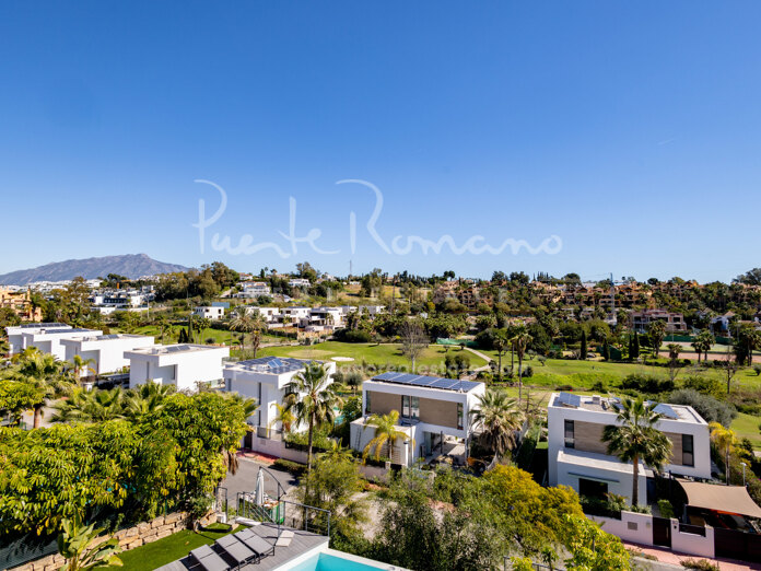 Villa contemporánea con piscina infinita y espectaculares vistas al golf en Belfry, Estepona Este
