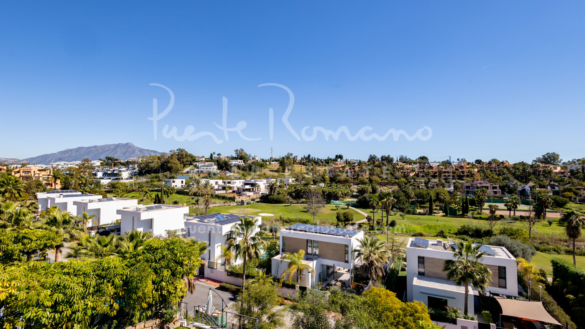 Villa contemporánea con piscina infinita y espectaculares vistas al golf en Belfry, Estepona Este