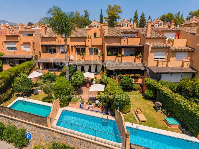 Casa adosada con gran potencial y piscina privada, a pasos de Puente Romano, Forum y la playa