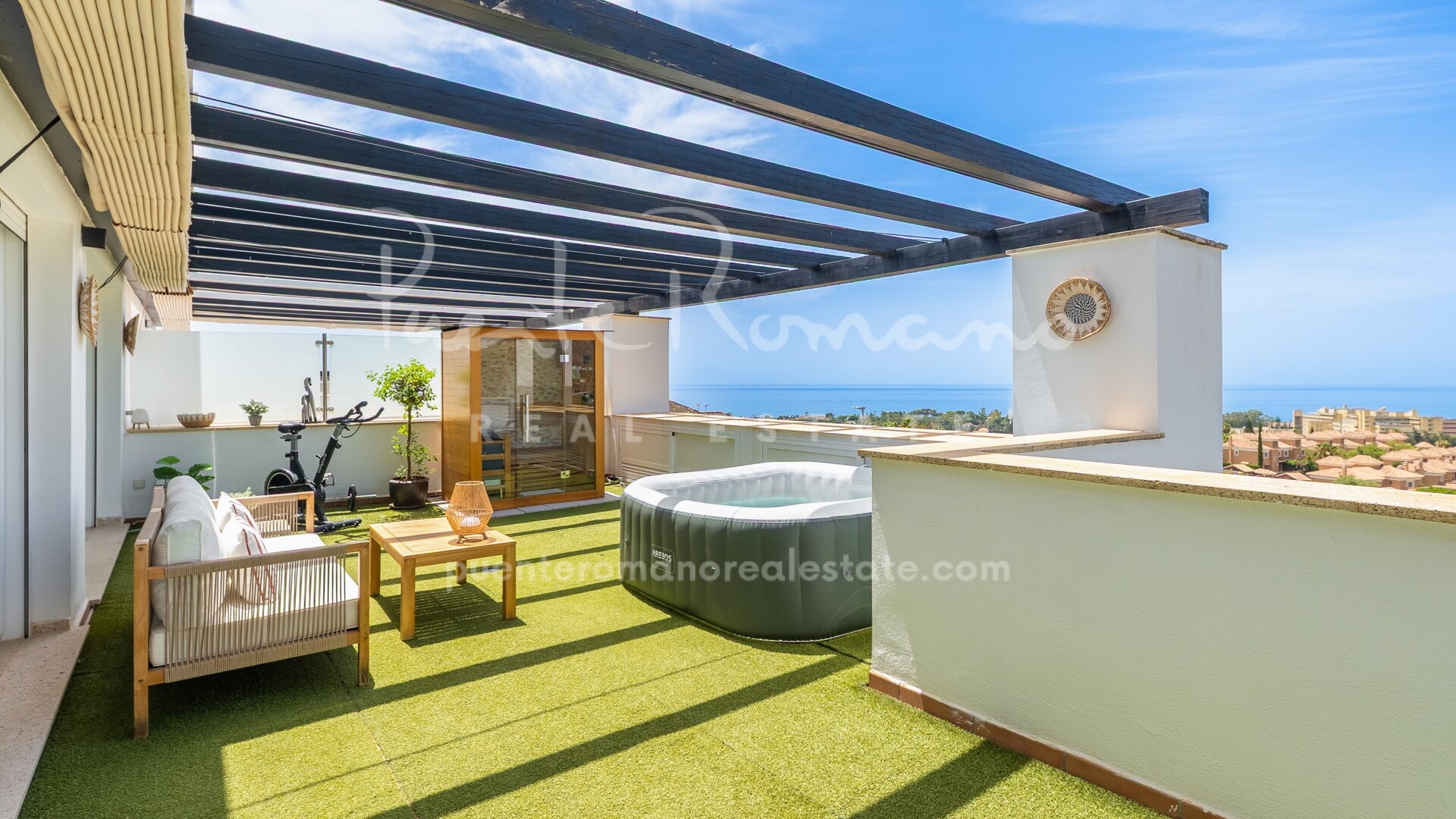 Semi-detached villa with panoramic views of the Mediterranean Sea, the mountains, and the golf course in Santa Clara