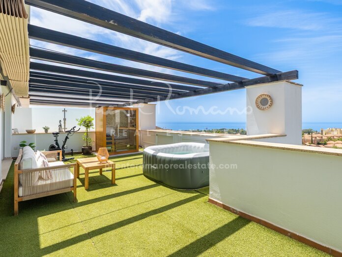 Semi-detached villa with panoramic views of the Mediterranean Sea, the mountains, and the golf course in Santa Clara