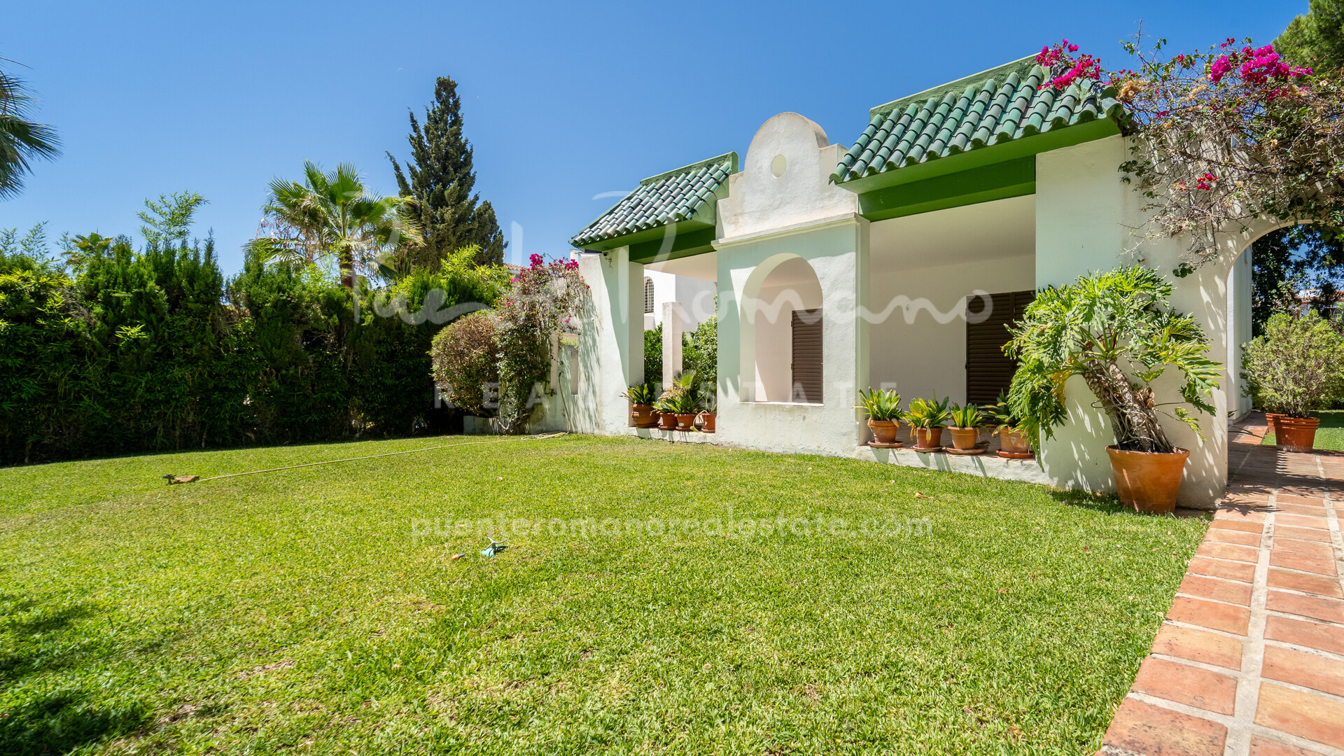 Gran oportunidad para reformar una villa en segunda línea de playa, junto a las Dunas de Artola