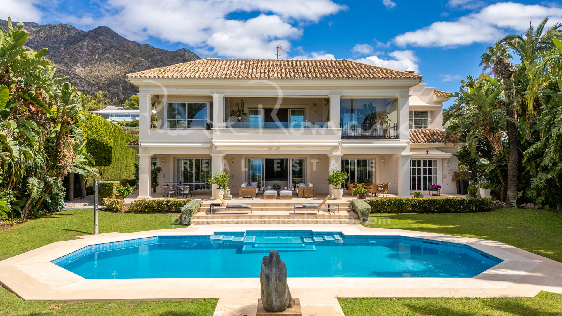 Villa Alegría: elegancia atemporal y privacidad excepcional en una parcela doble en Sierra Blanca