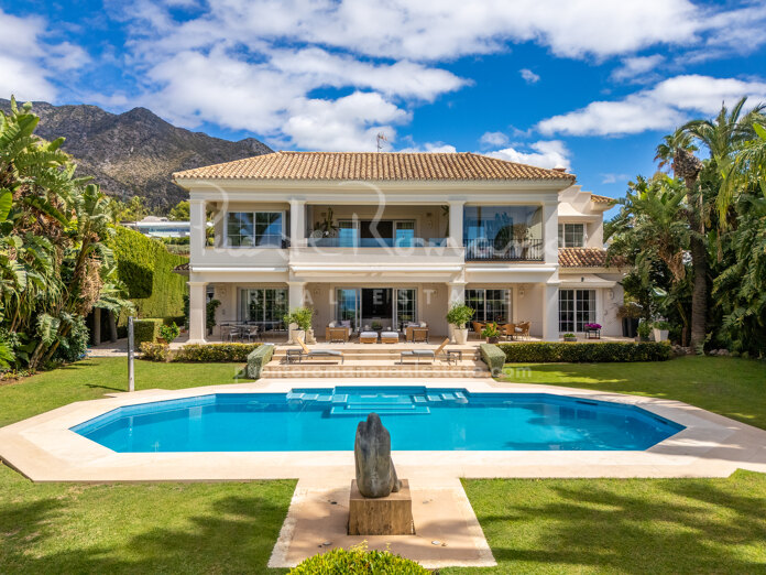 Villa Alegría: elegancia atemporal y privacidad excepcional en una parcela doble en Sierra Blanca