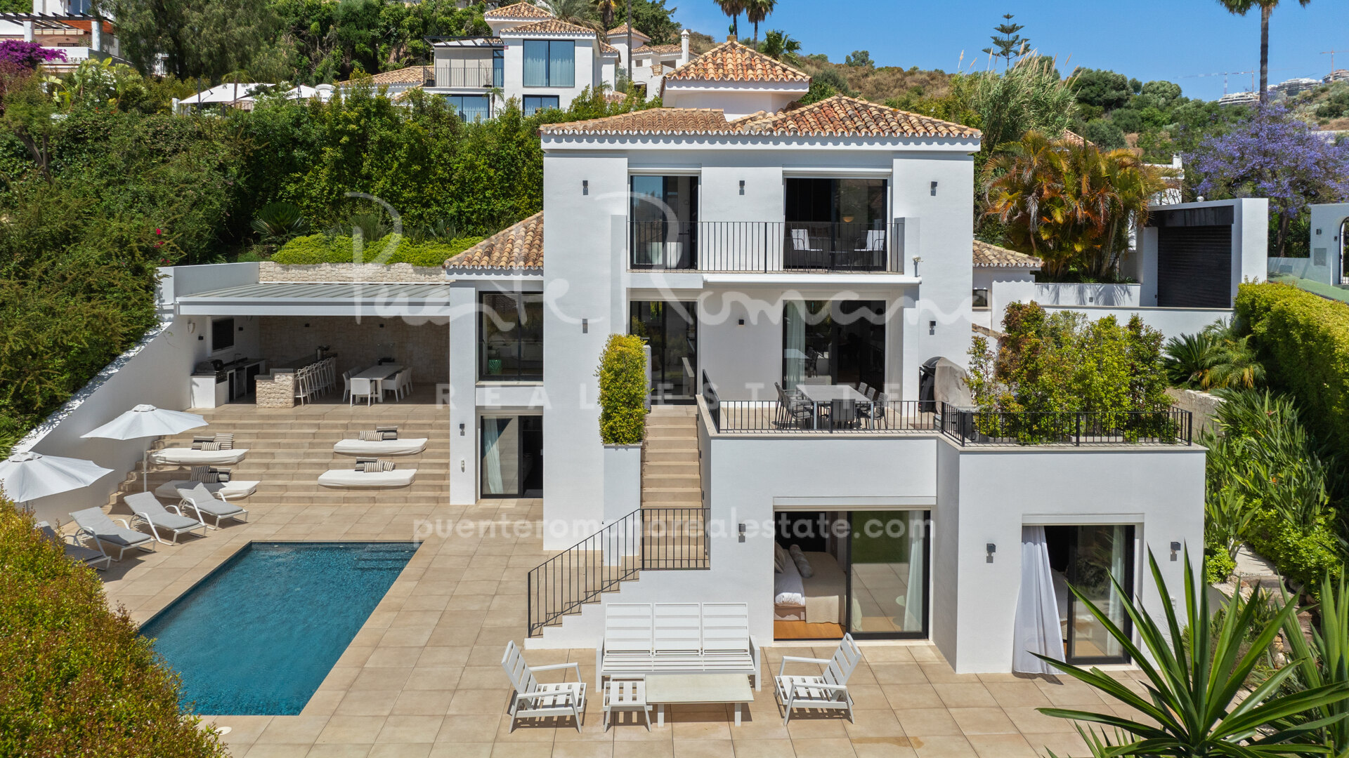 Villa with panoramic sea and mountain views in Los Naranjos Hill Club