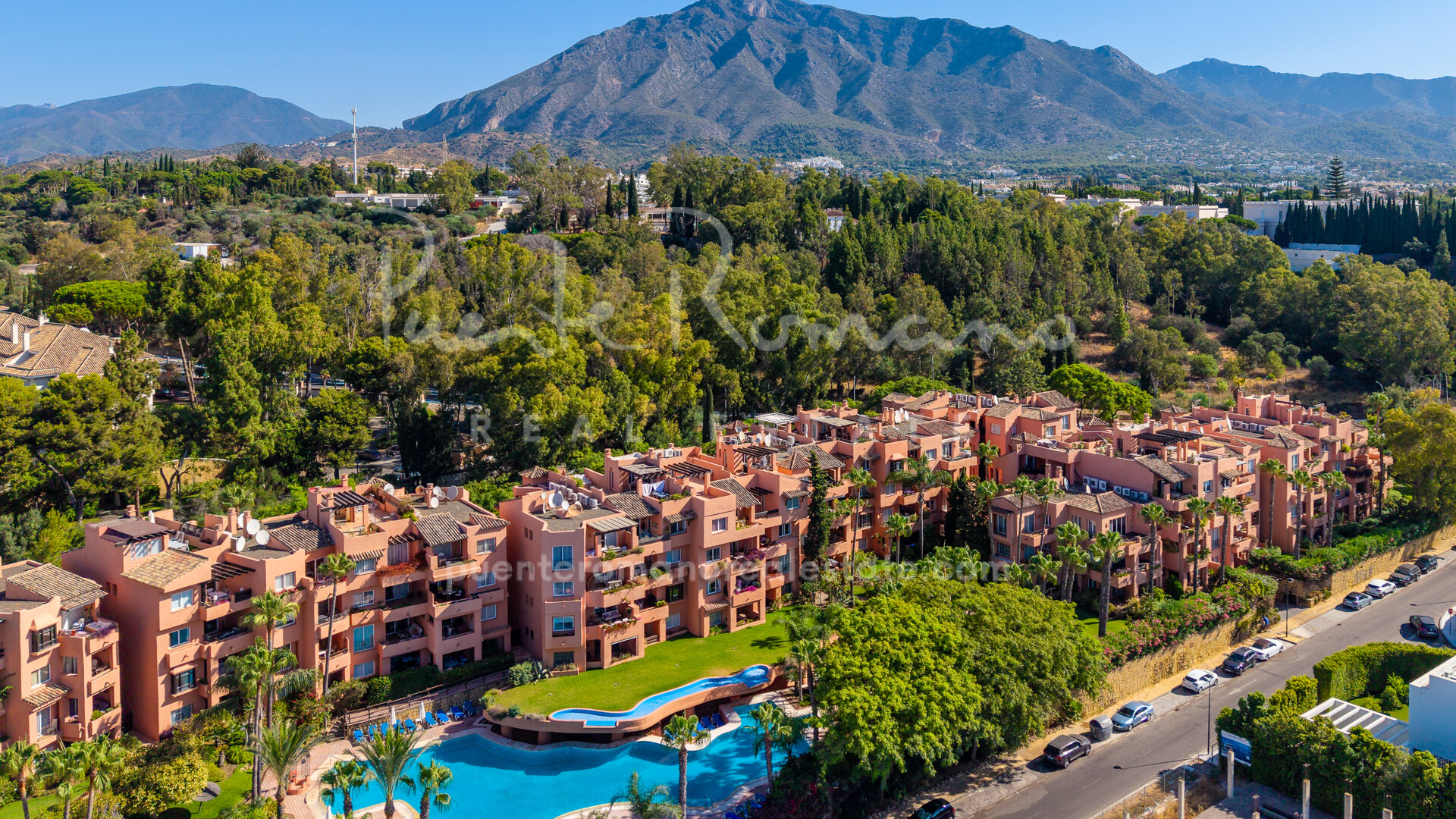 Beautiful apartment with sea views in the exclusive Oasis de Marbella