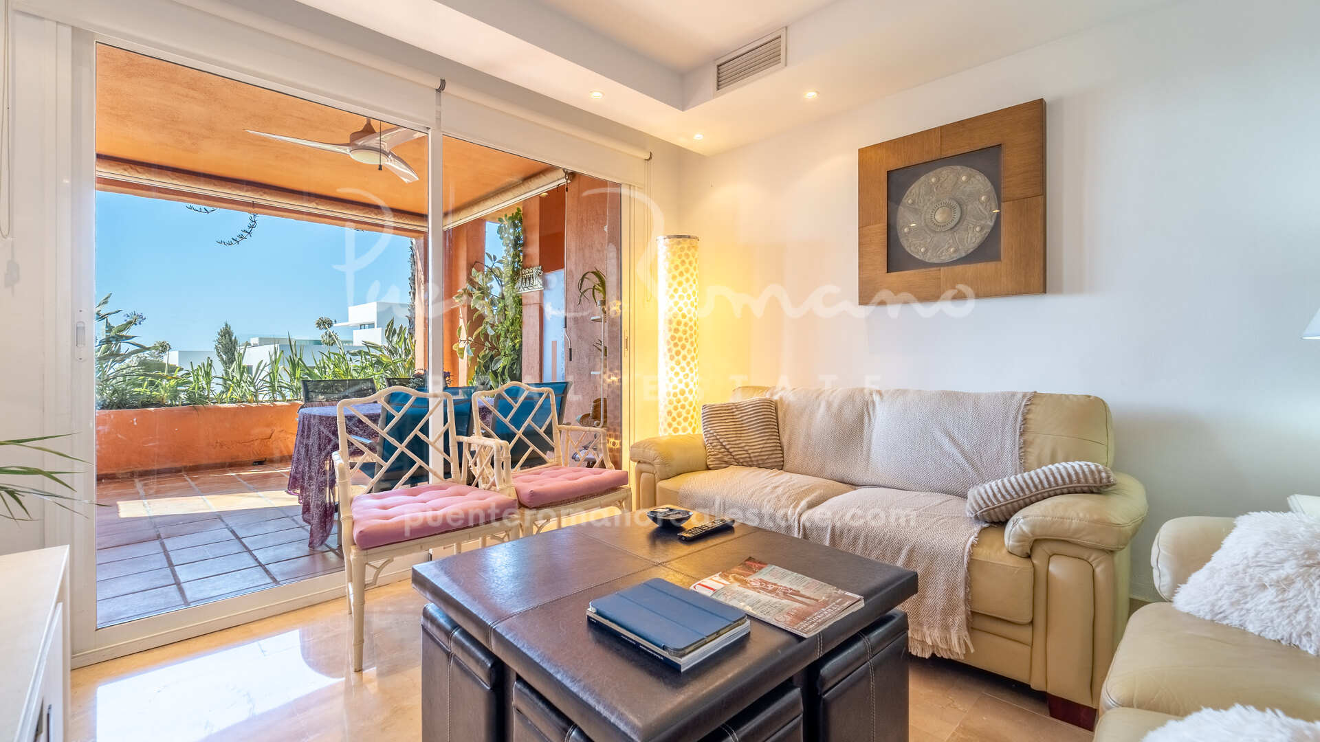 Beautiful apartment with sea views in Oasis de Marbella, walking distance to amenities and the beach