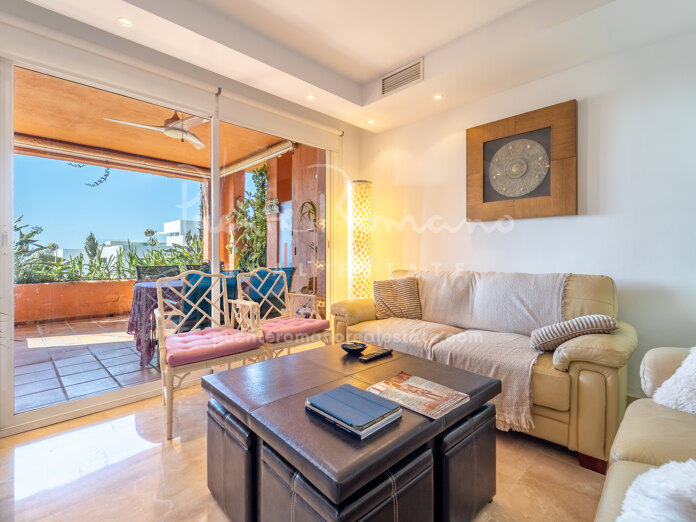Beautiful apartment with sea views in Oasis de Marbella, walking distance to amenities and the beach