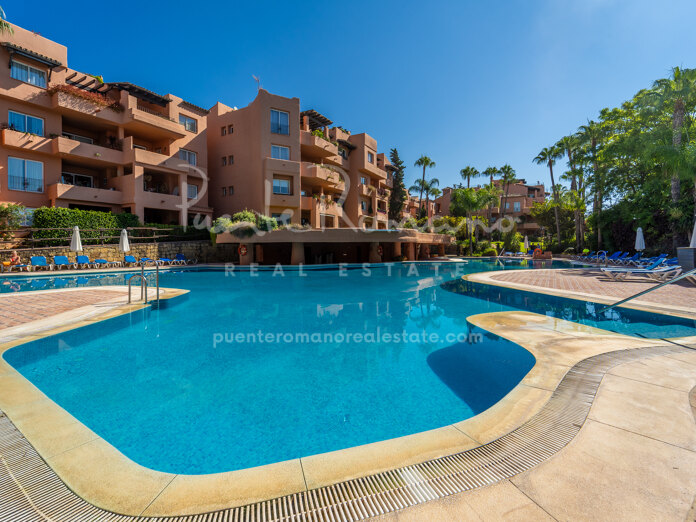 Precioso apartamento con vistas al mar en Oasis de Marbella, a pasos de servicios y la playa