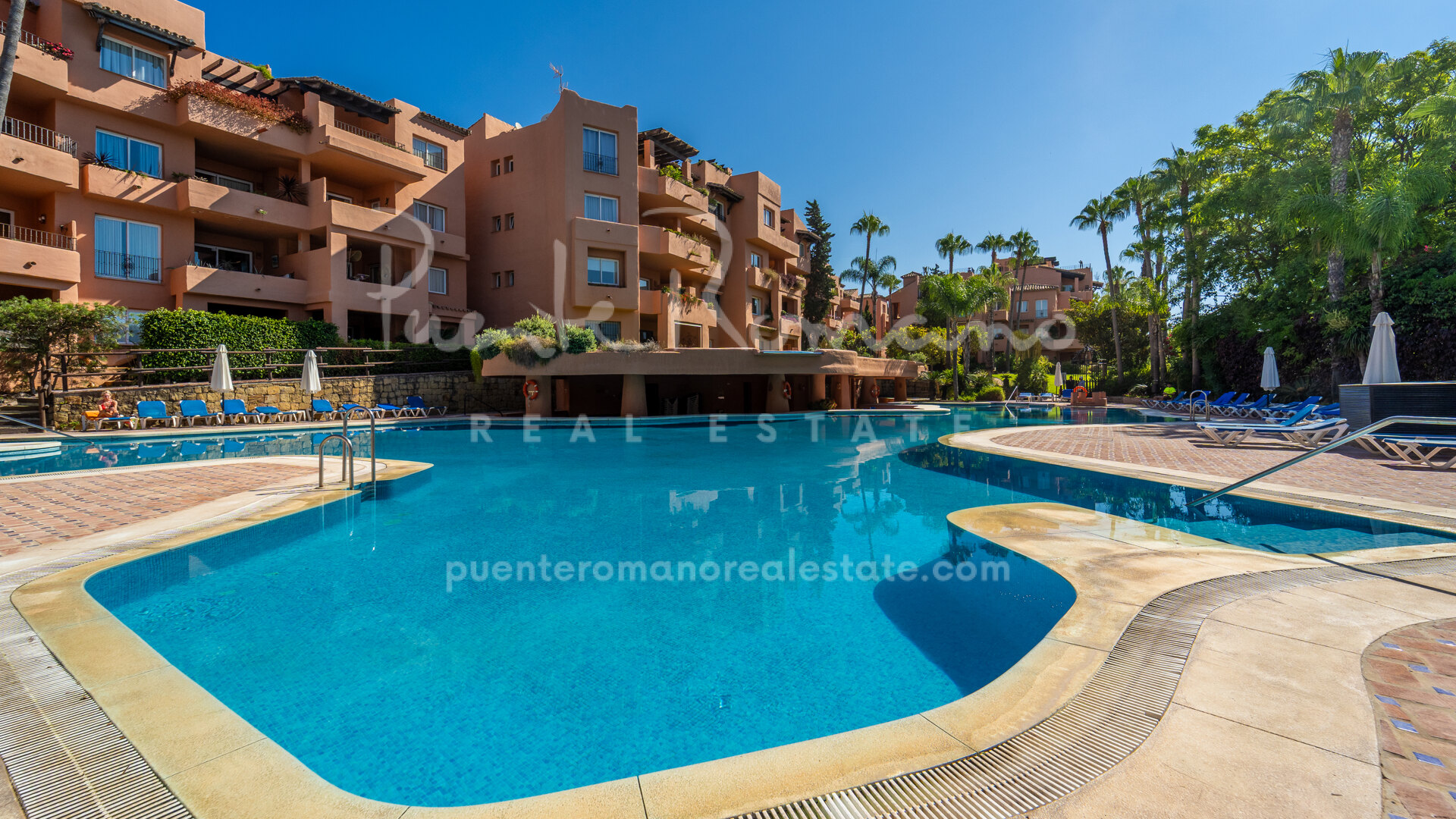 Beautiful apartment with sea views in Oasis de Marbella, walking distance to amenities and the beach