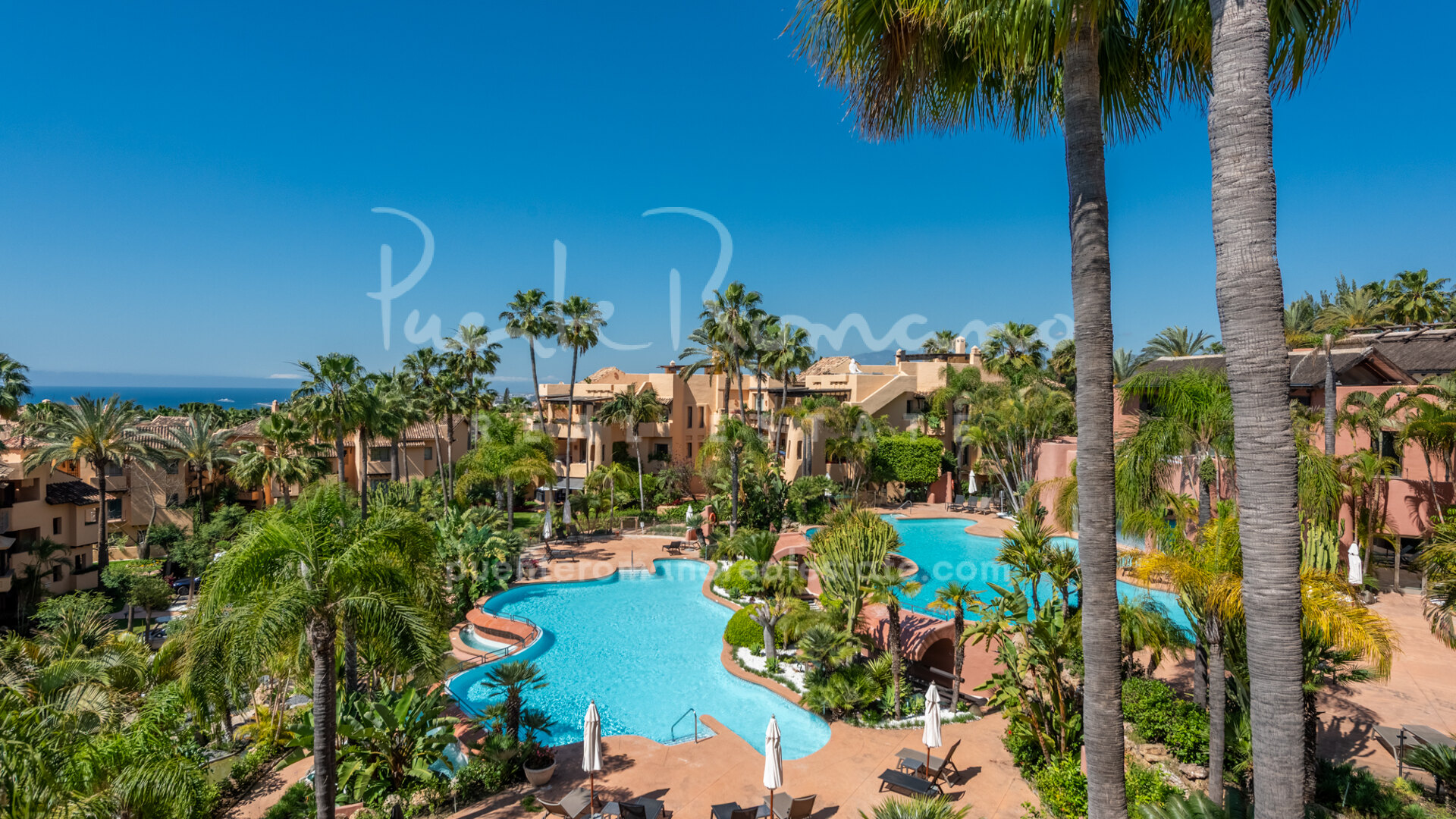 Amplio apartamento en esquina con jardín en Mansion Club, Milla de Oro de Marbella