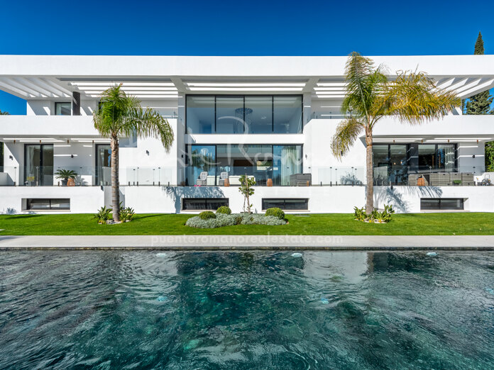 Impressive contemporary villa with very spacious living areas in Paraíso Alto, Benahavís