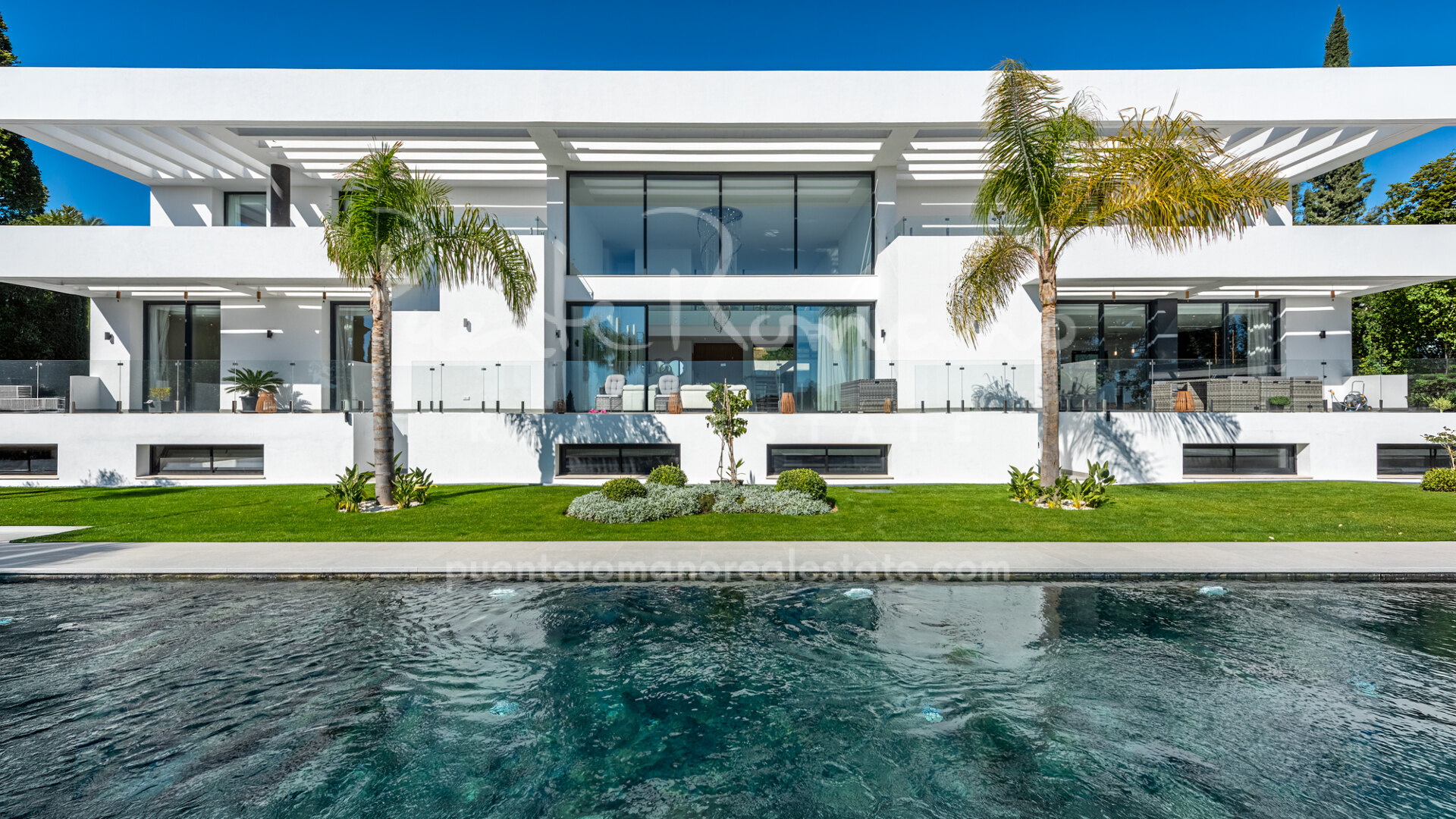 Impressive contemporary villa with very spacious living areas in Paraíso Alto, Benahavís